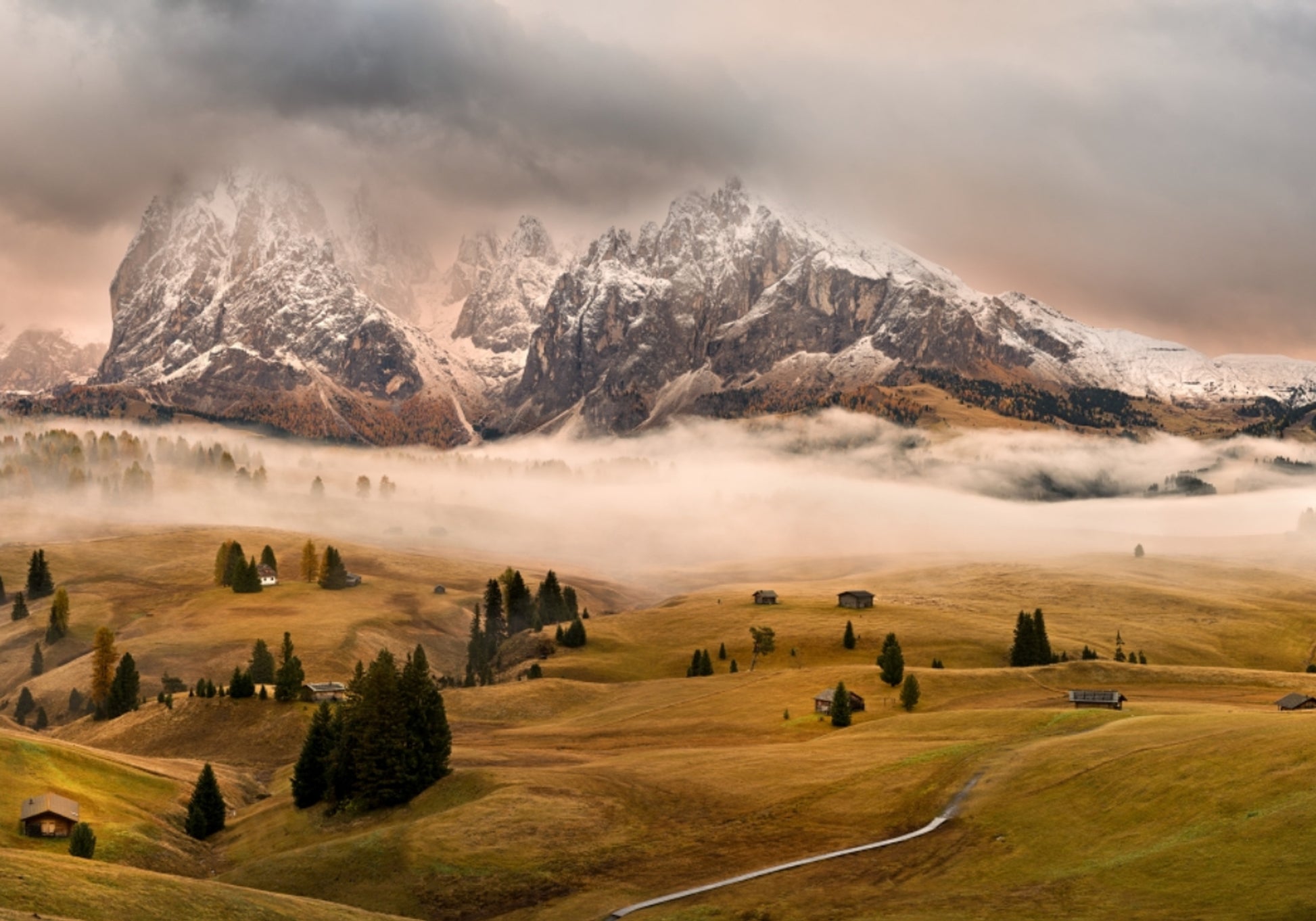 Valle nebbiosa della montagna