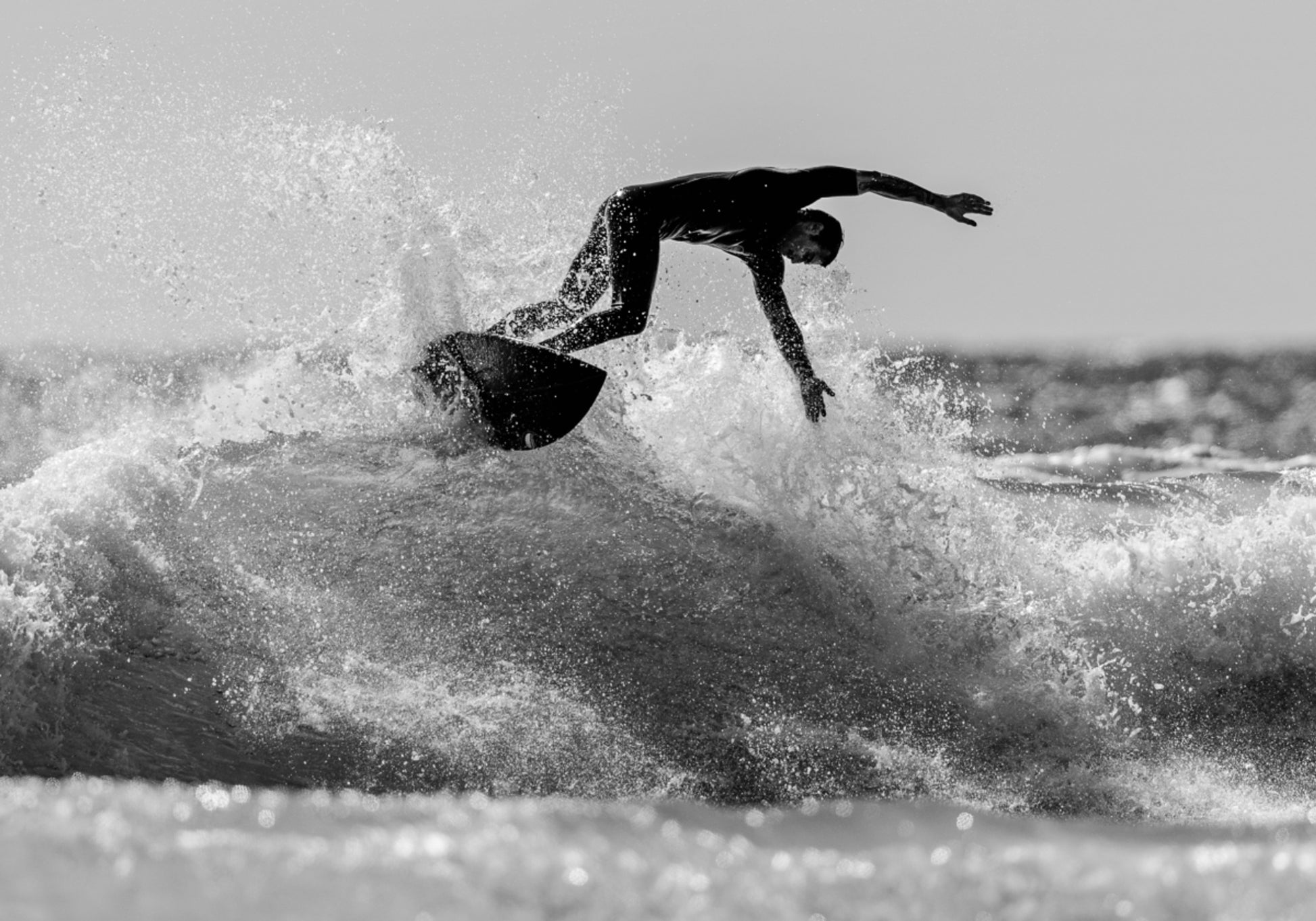 Surfista che cavalca l'onda dell'oceano