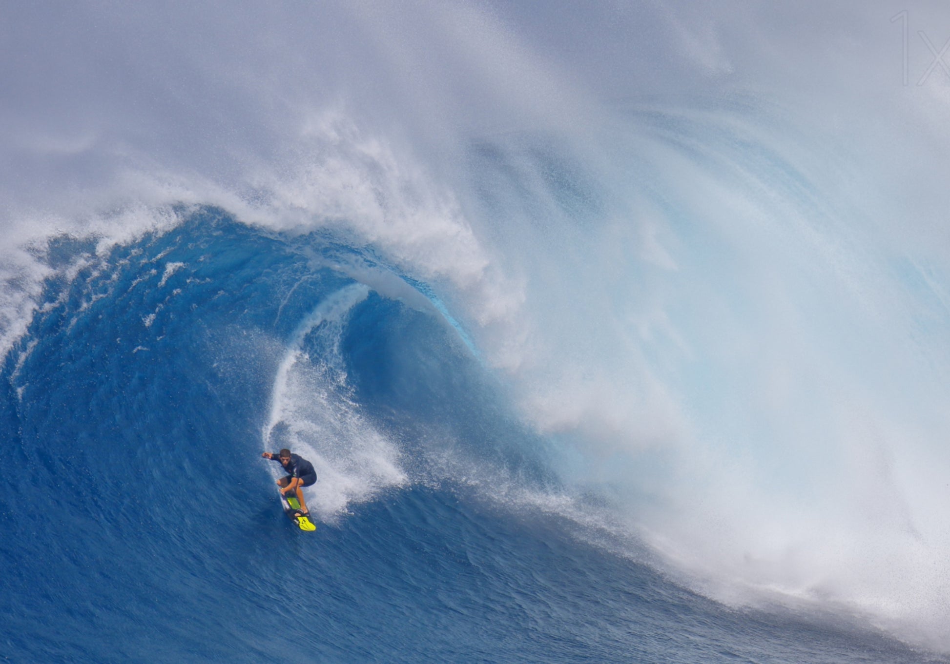 Surfista che cavalca la grande onda