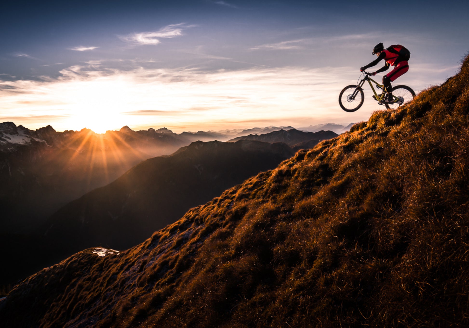 Avventura in mountain bike al tramonto