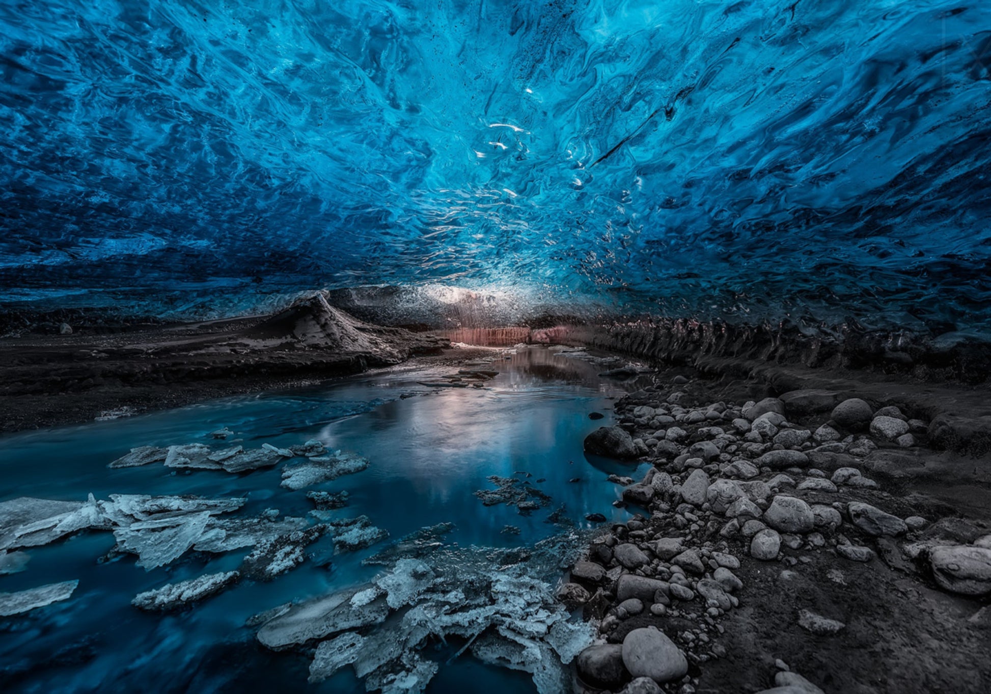 Flusso della grotta di ghiaccio blu