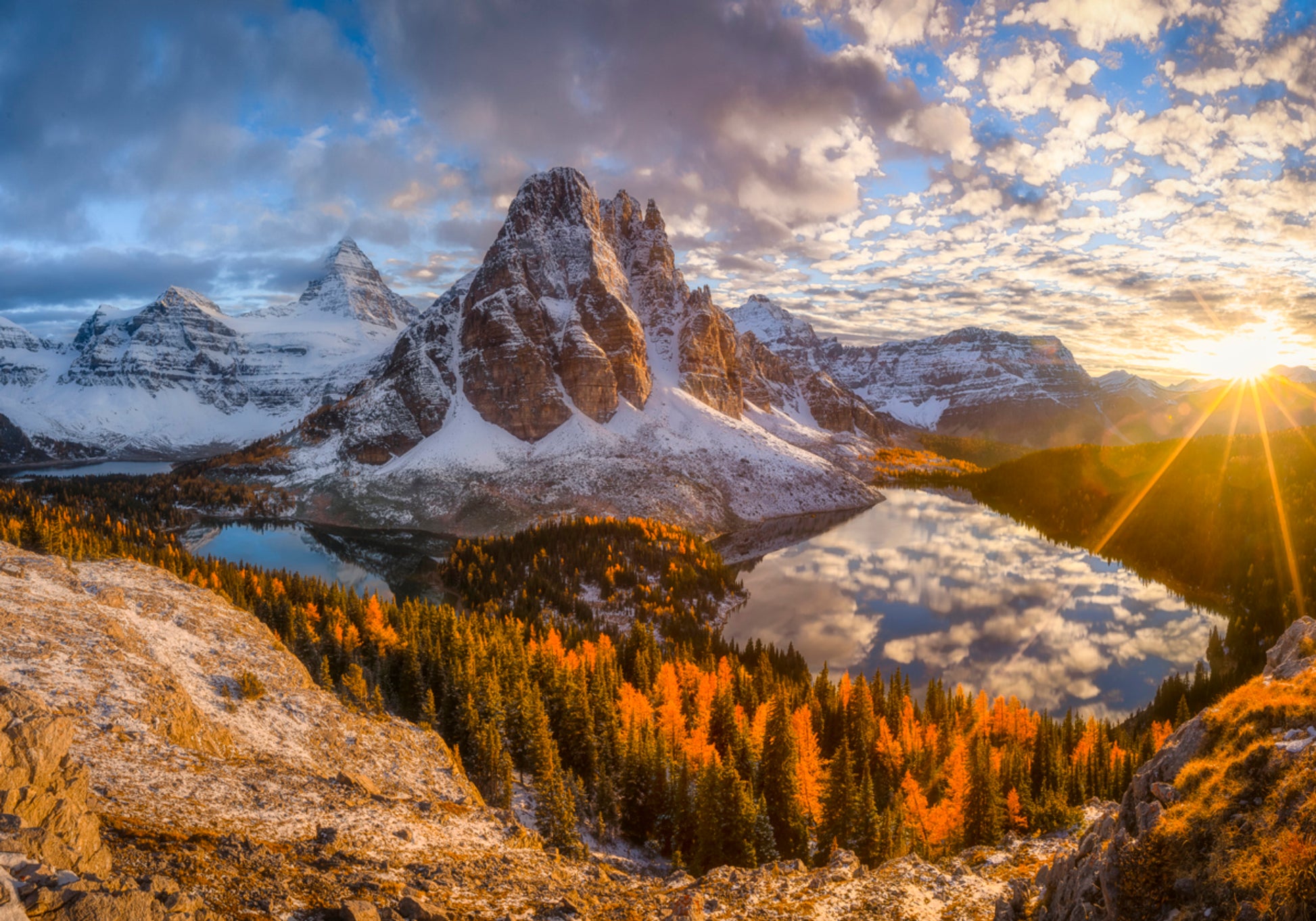 Alba sul lago di montagna dorata