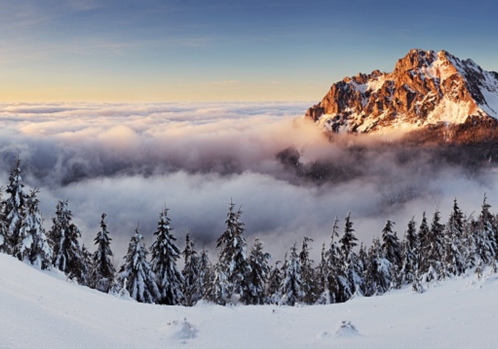 Montagna dorata sopra le nuvole