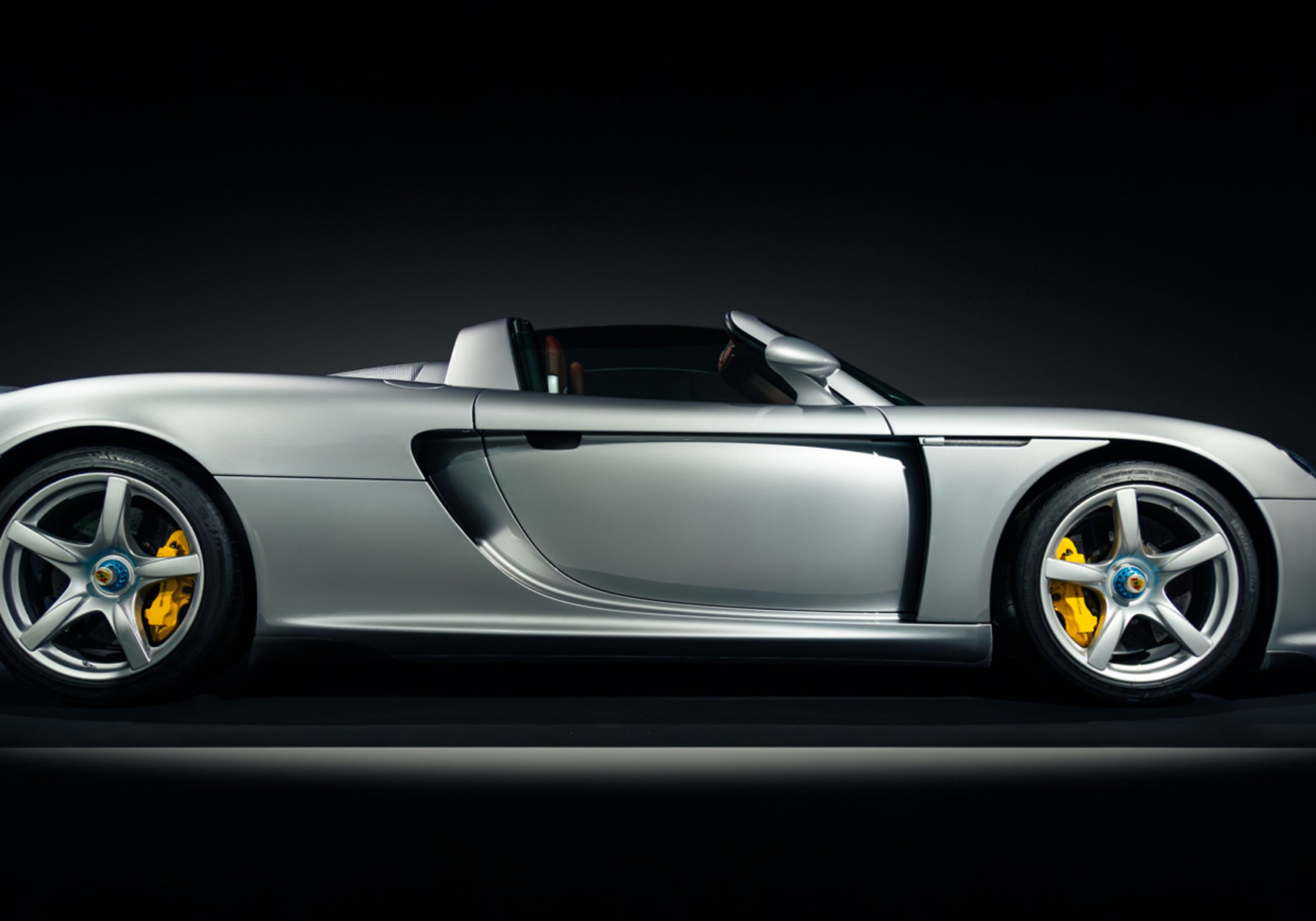 Elegante supercar color argento