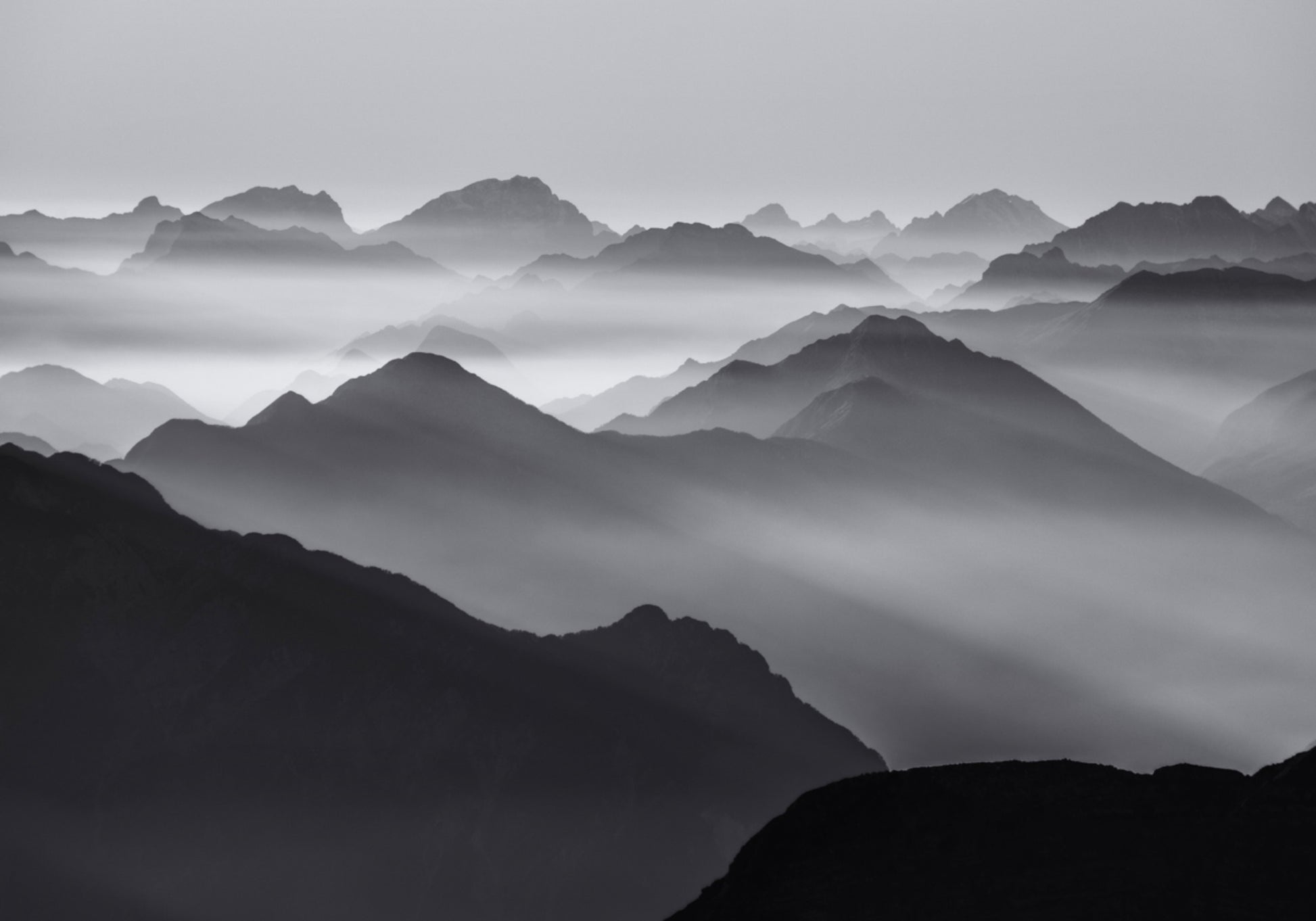 Luce della montagna nebbiosa