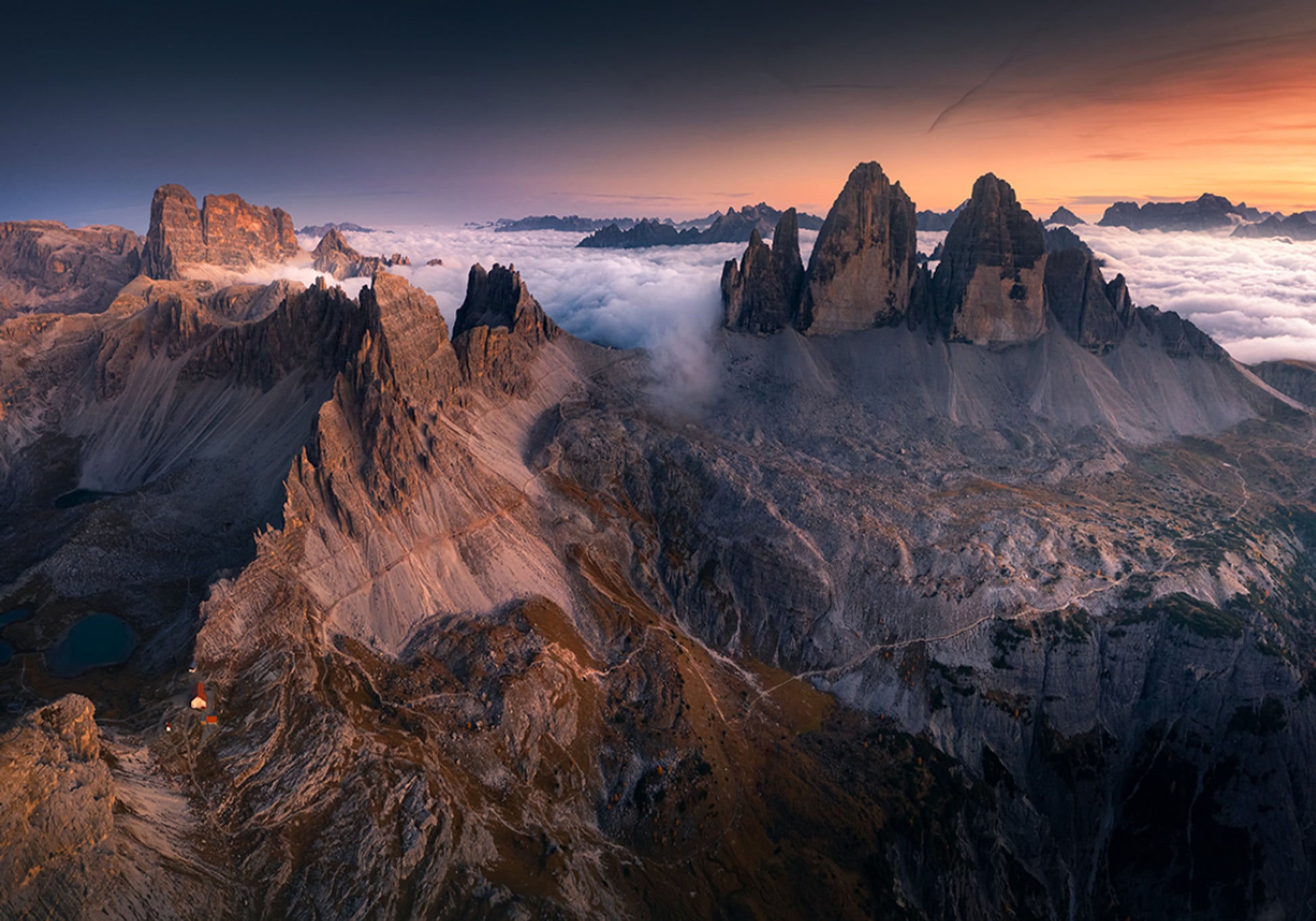 Cime maestose sopra le nuvole