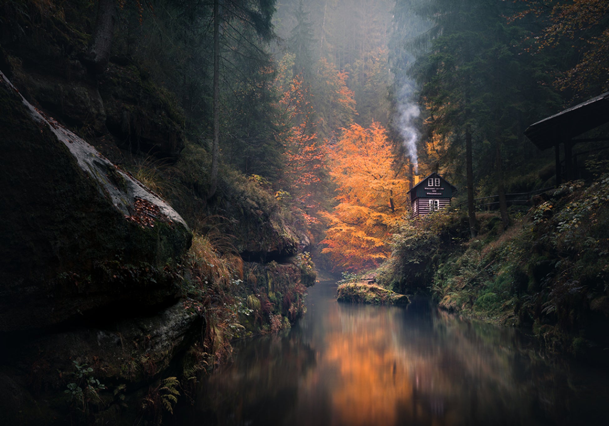 Cabina nebbiosa d'autunno