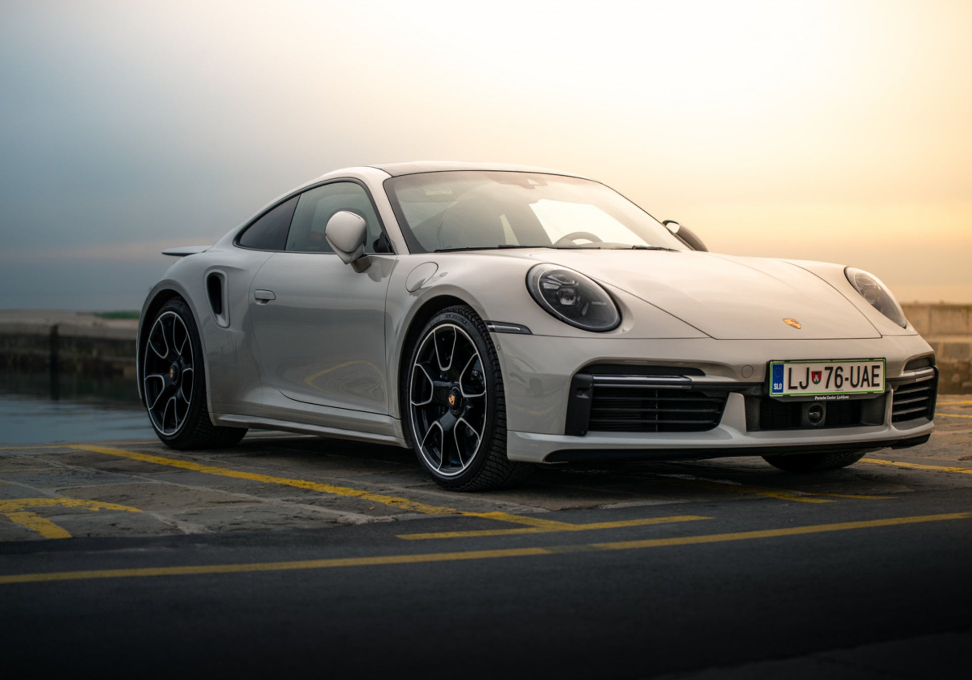 Tramonto moderno dell'automobile sportiva