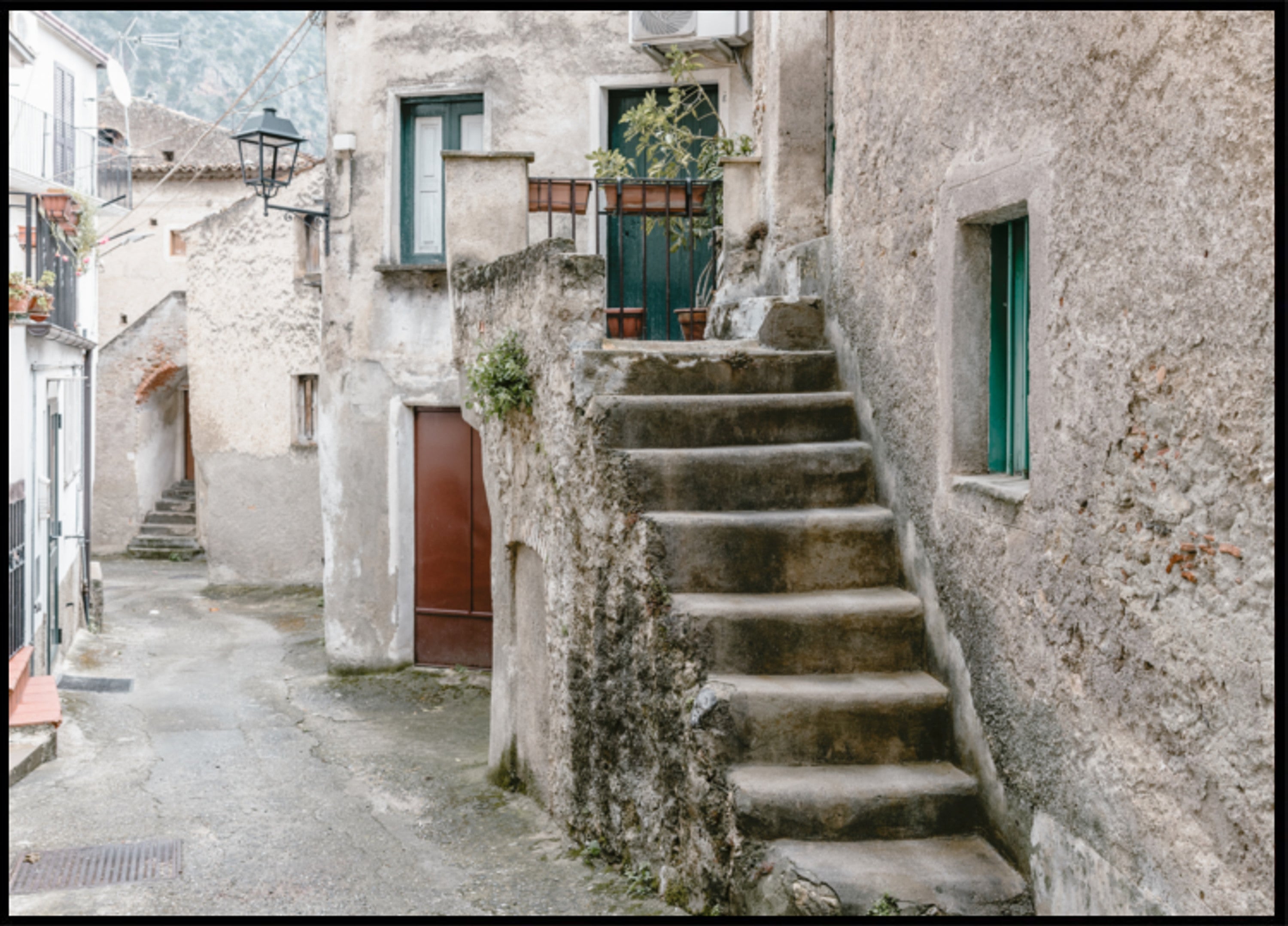Incantevole sentiero del villaggio italiano