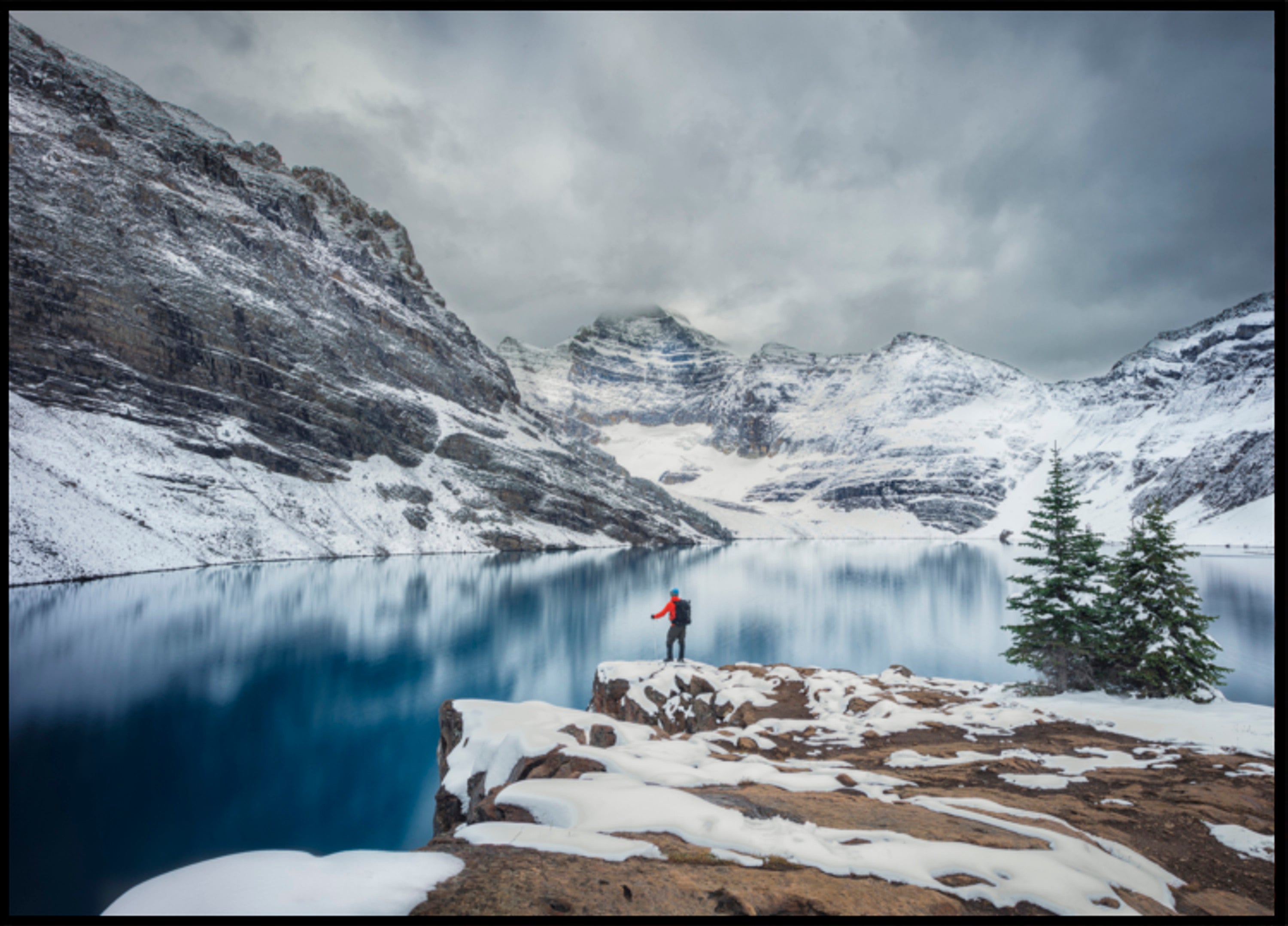 Viandante al lago nevoso