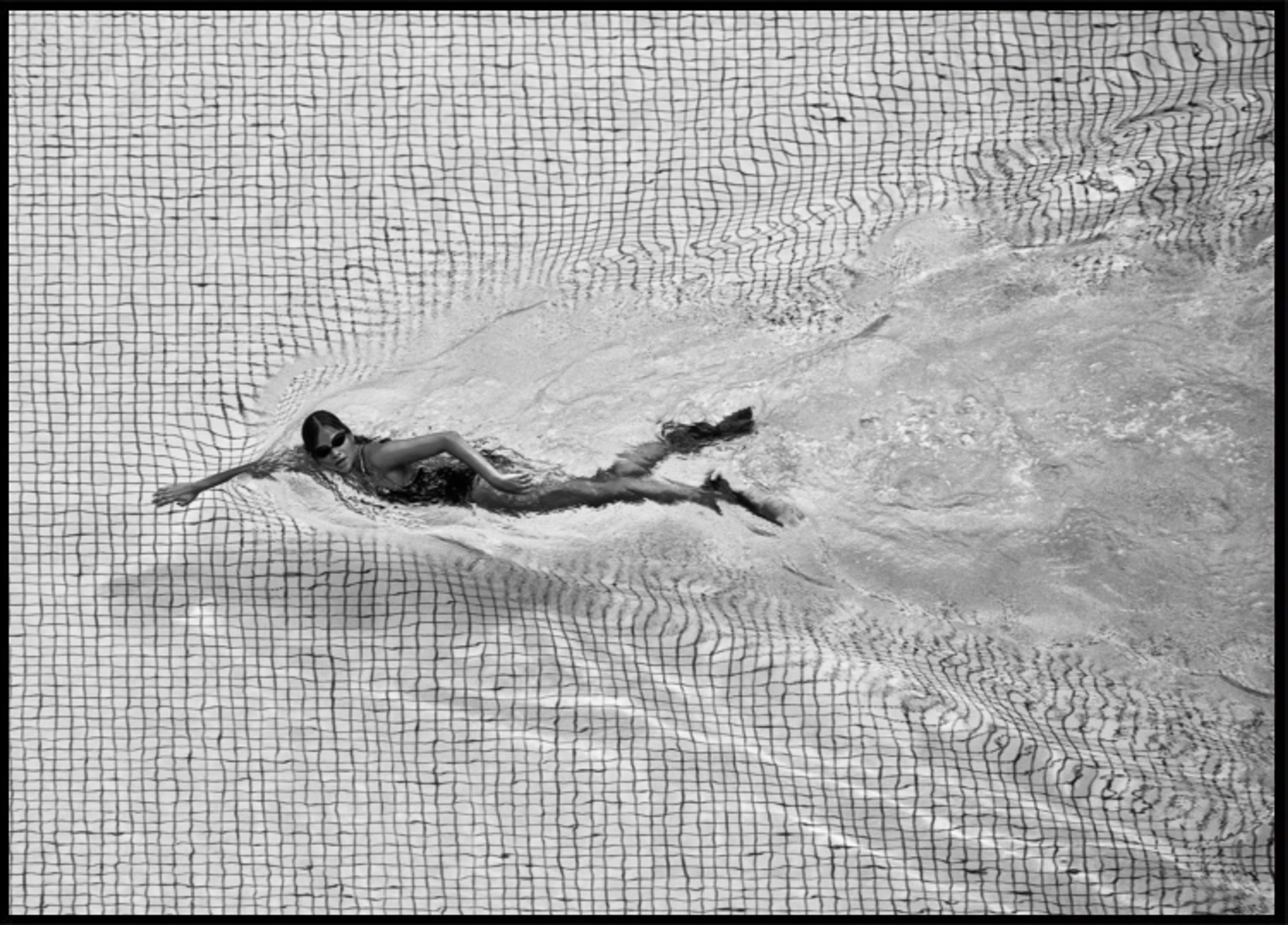 Nuotatore dinamico in piscina