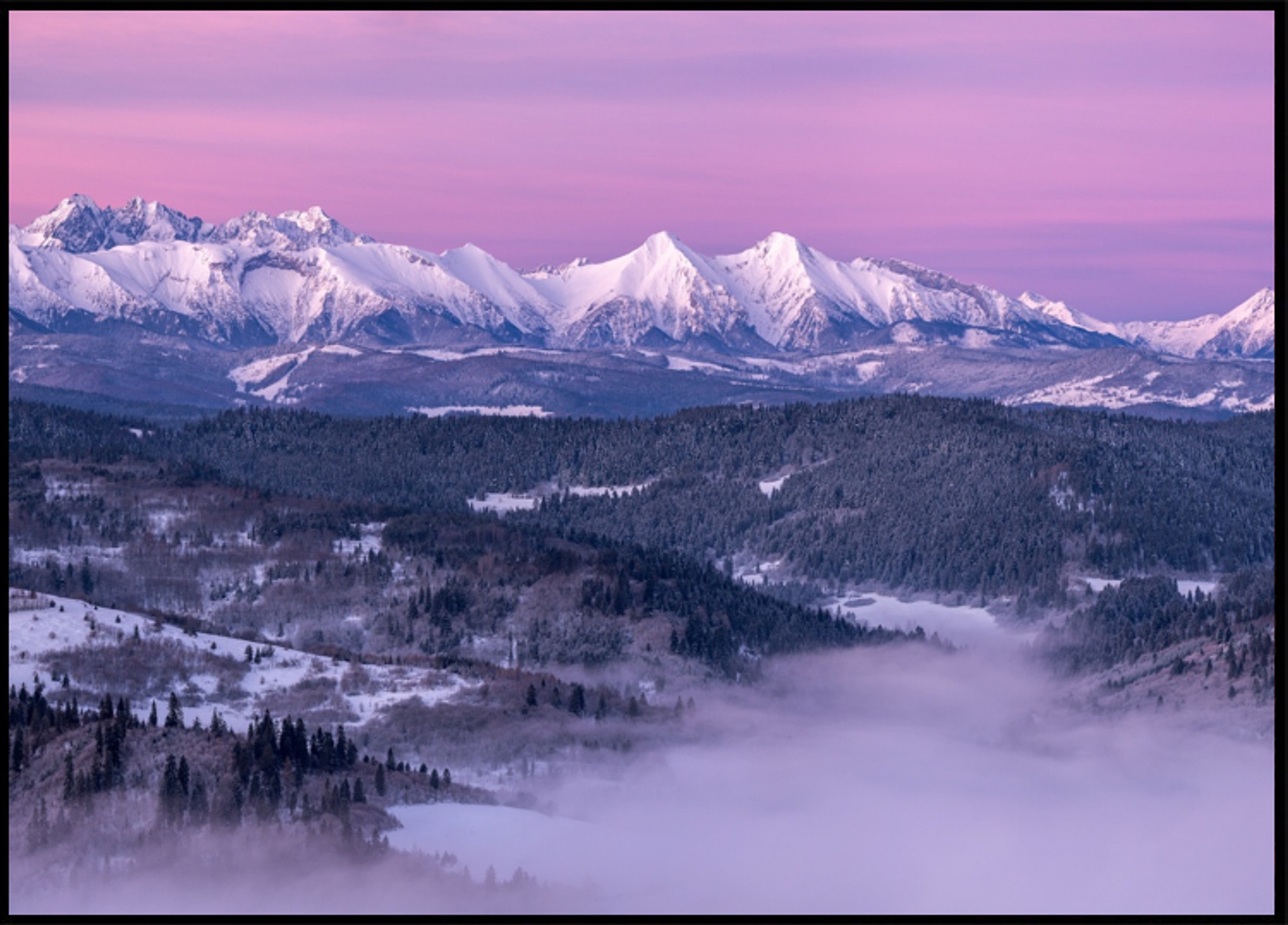 Alba di montagna viola