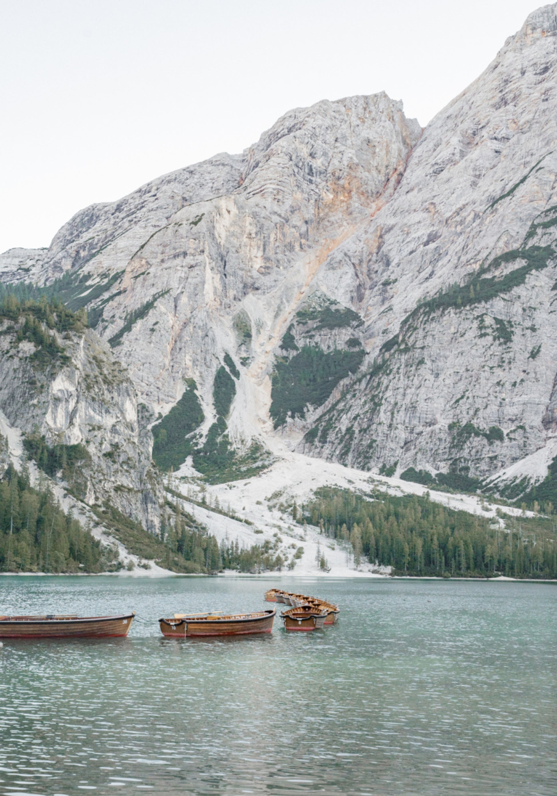 Lago di montagna sereno