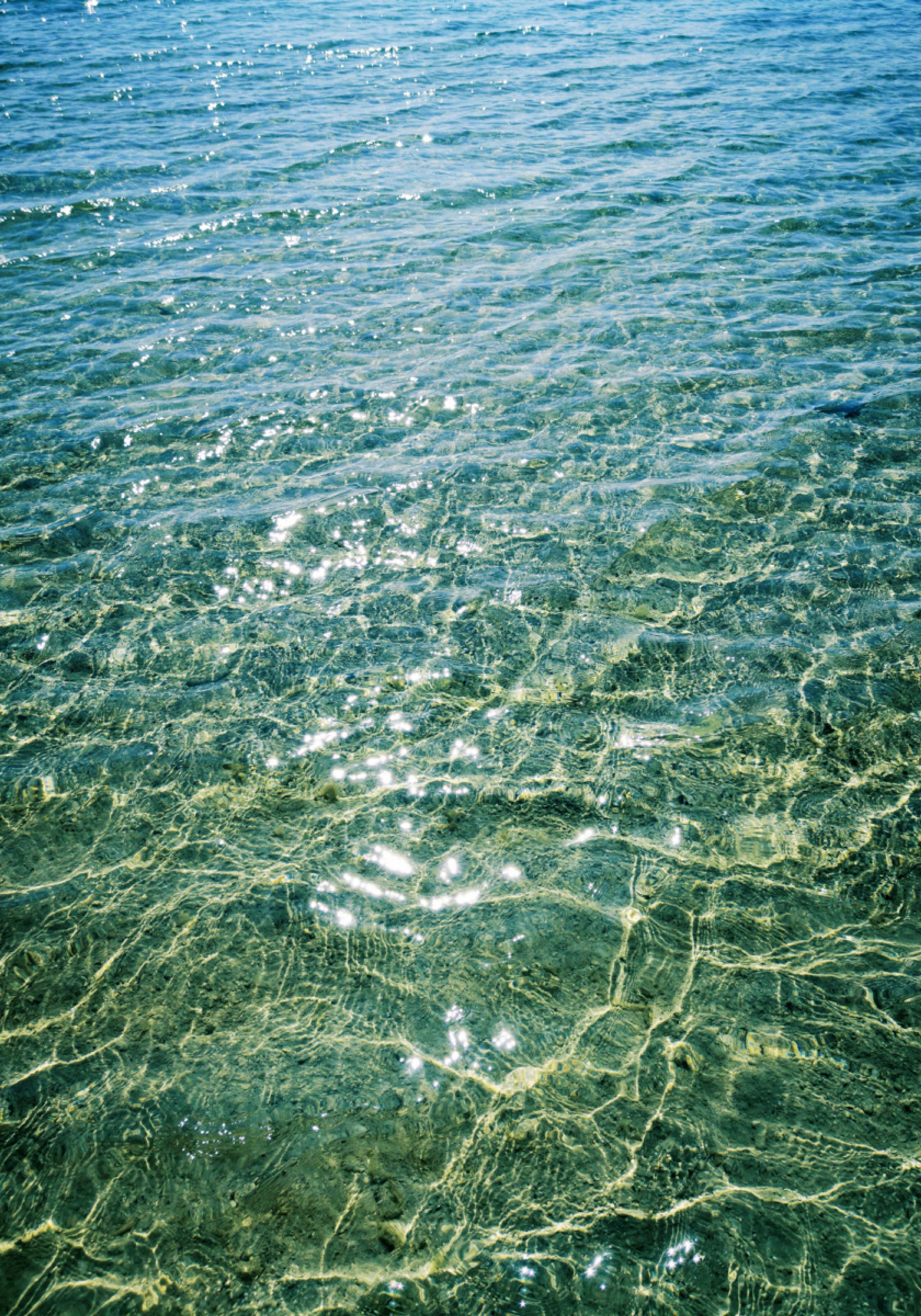 La luce del sole sull'acqua limpida