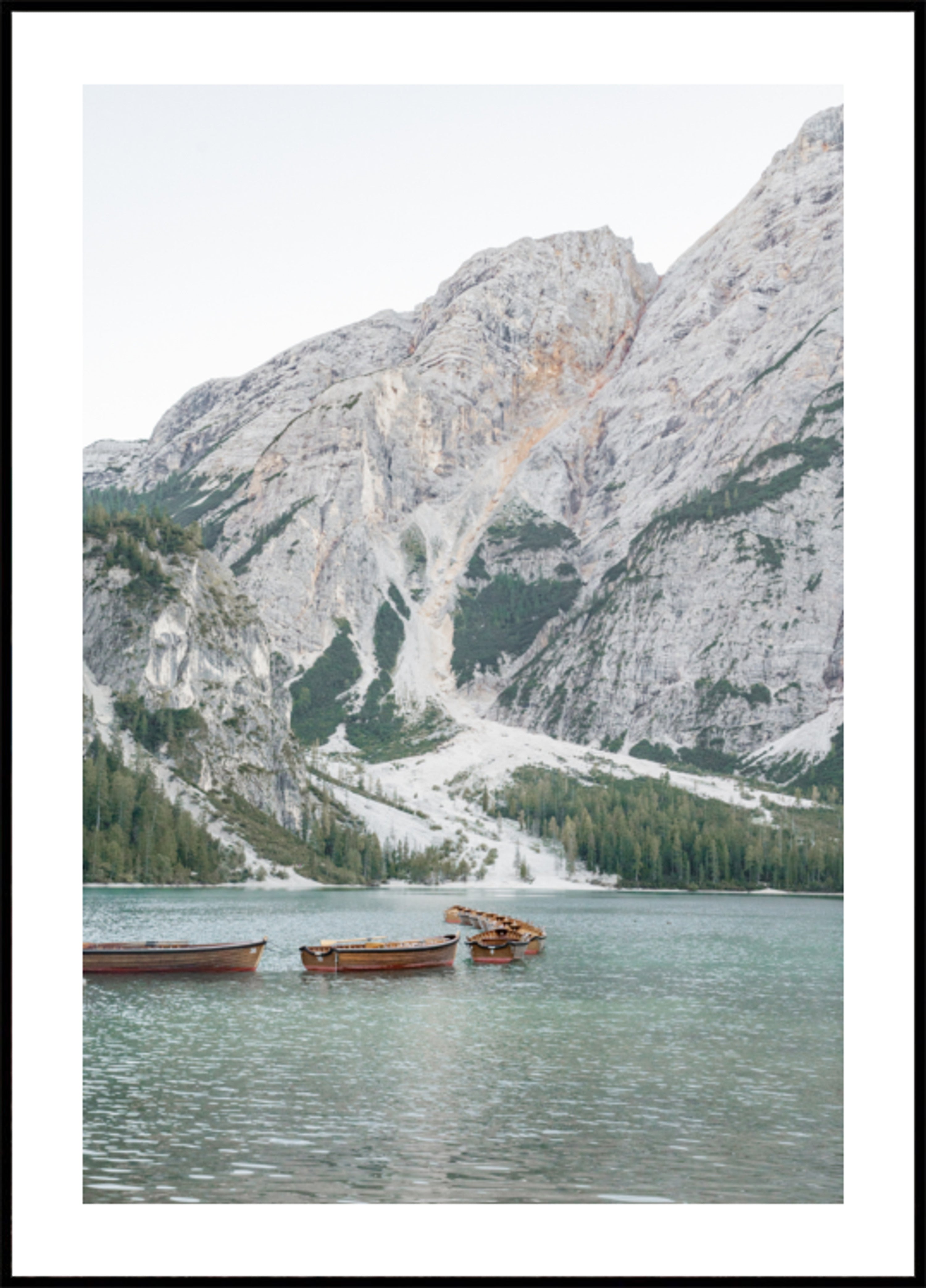 Lago di montagna sereno