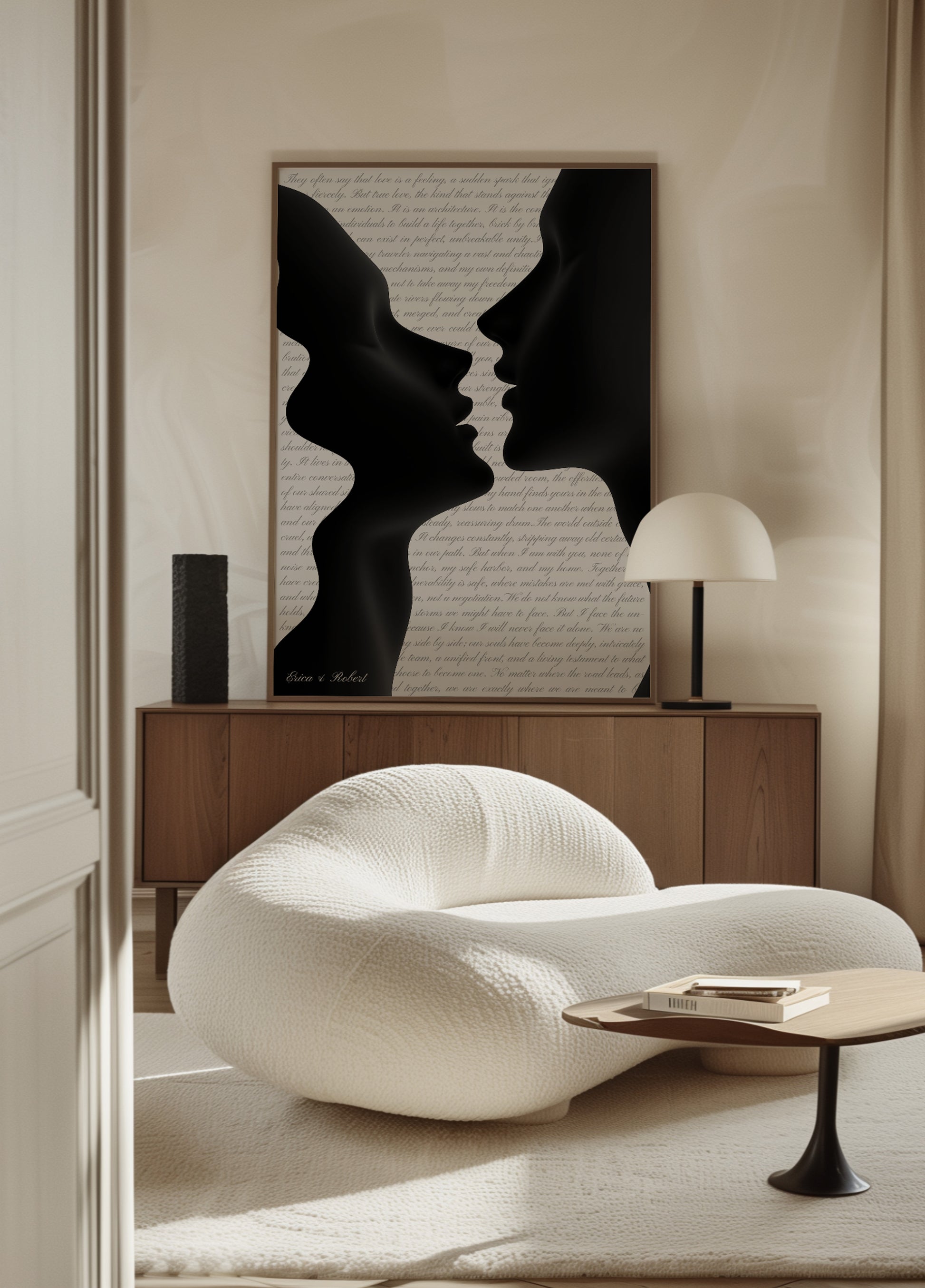 Silhouette romantica in stretto abbraccio con testo delicato
