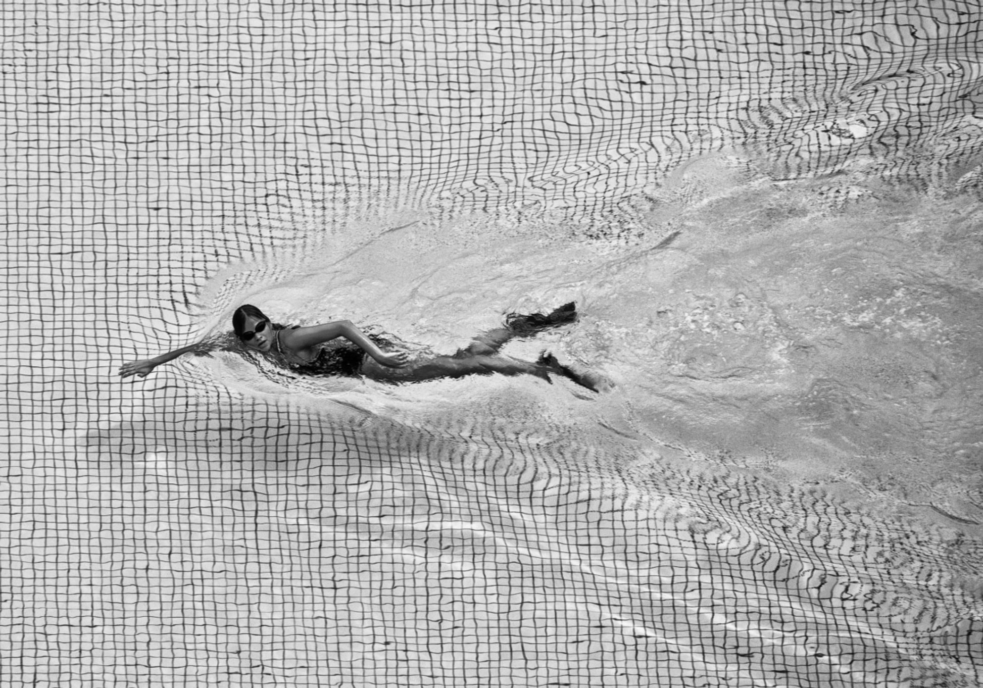 Nuotatore dinamico in piscina