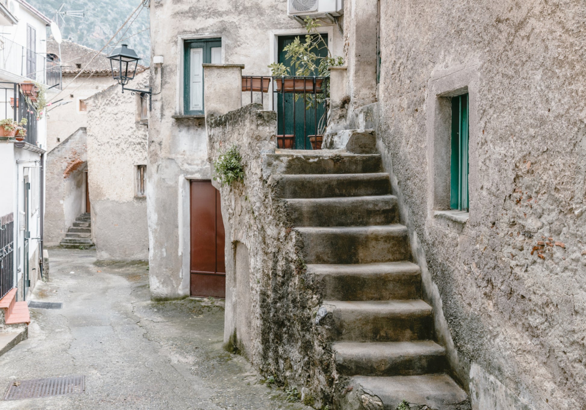 Incantevole sentiero del villaggio italiano
