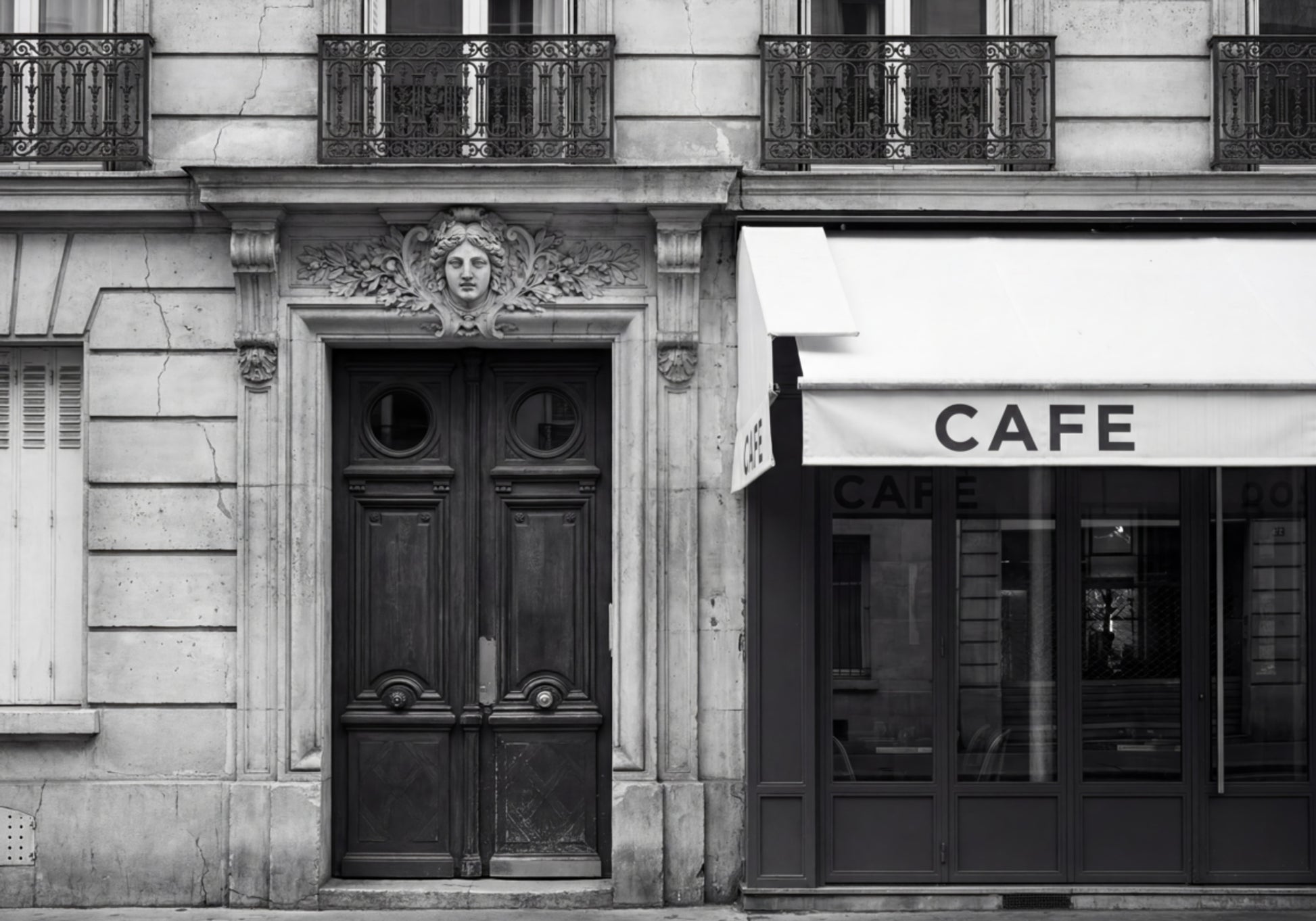 Facciata del caffè parigino