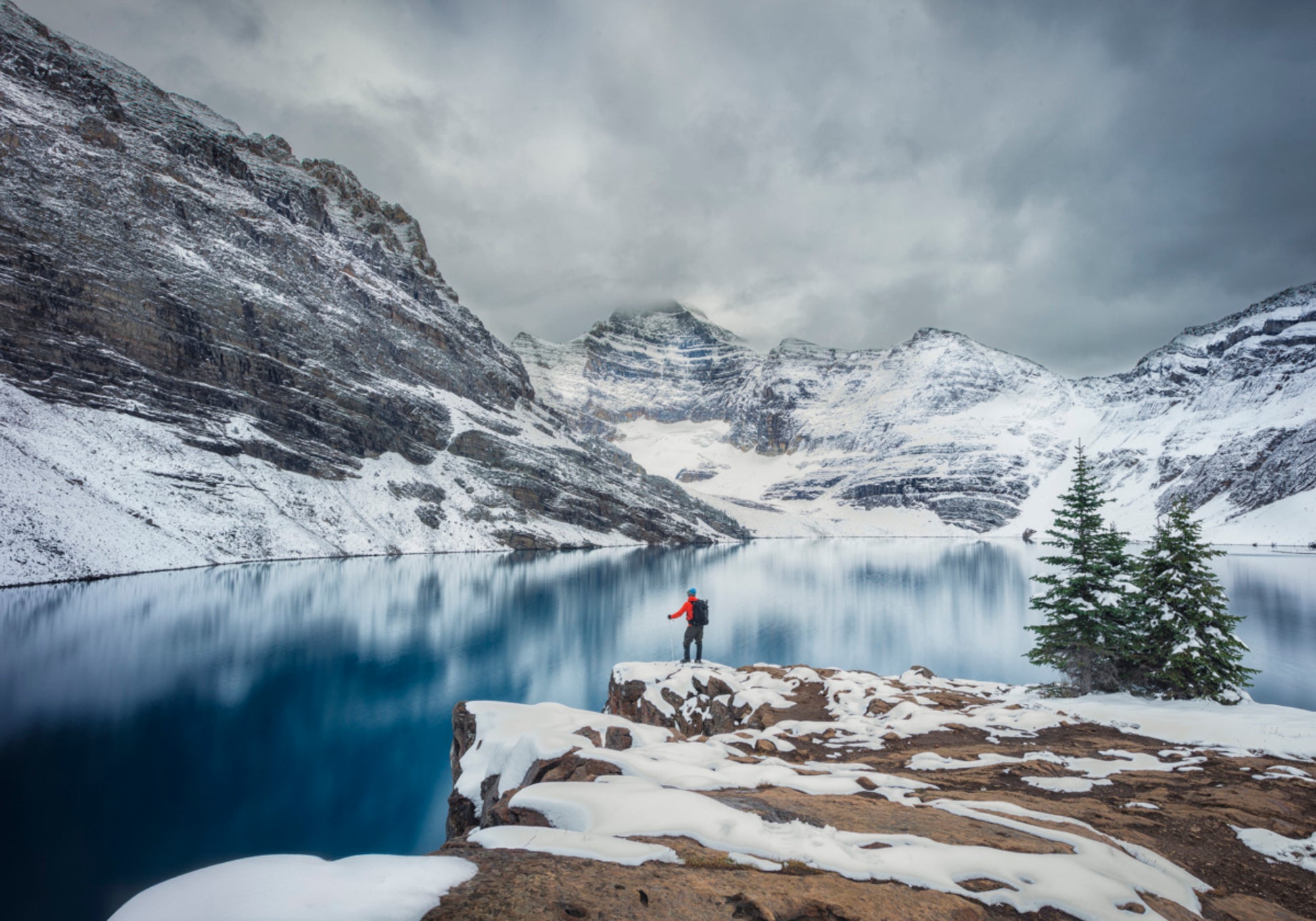Viandante al lago nevoso