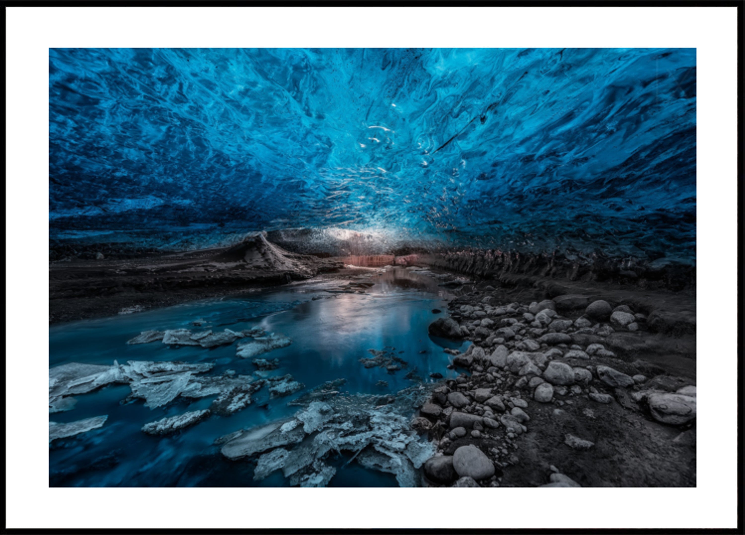 Flusso della grotta di ghiaccio blu