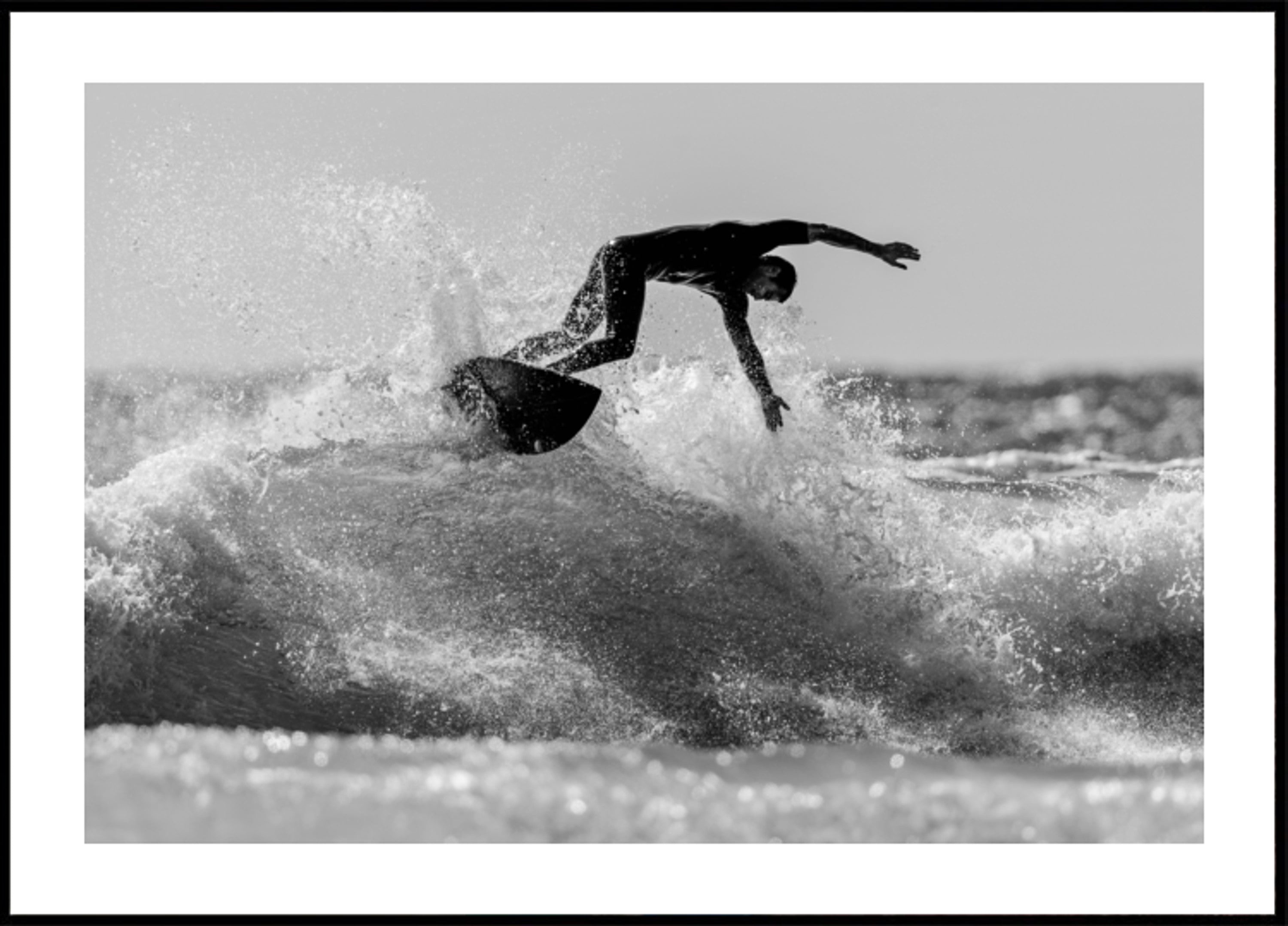 Surfista che cavalca l'onda dell'oceano