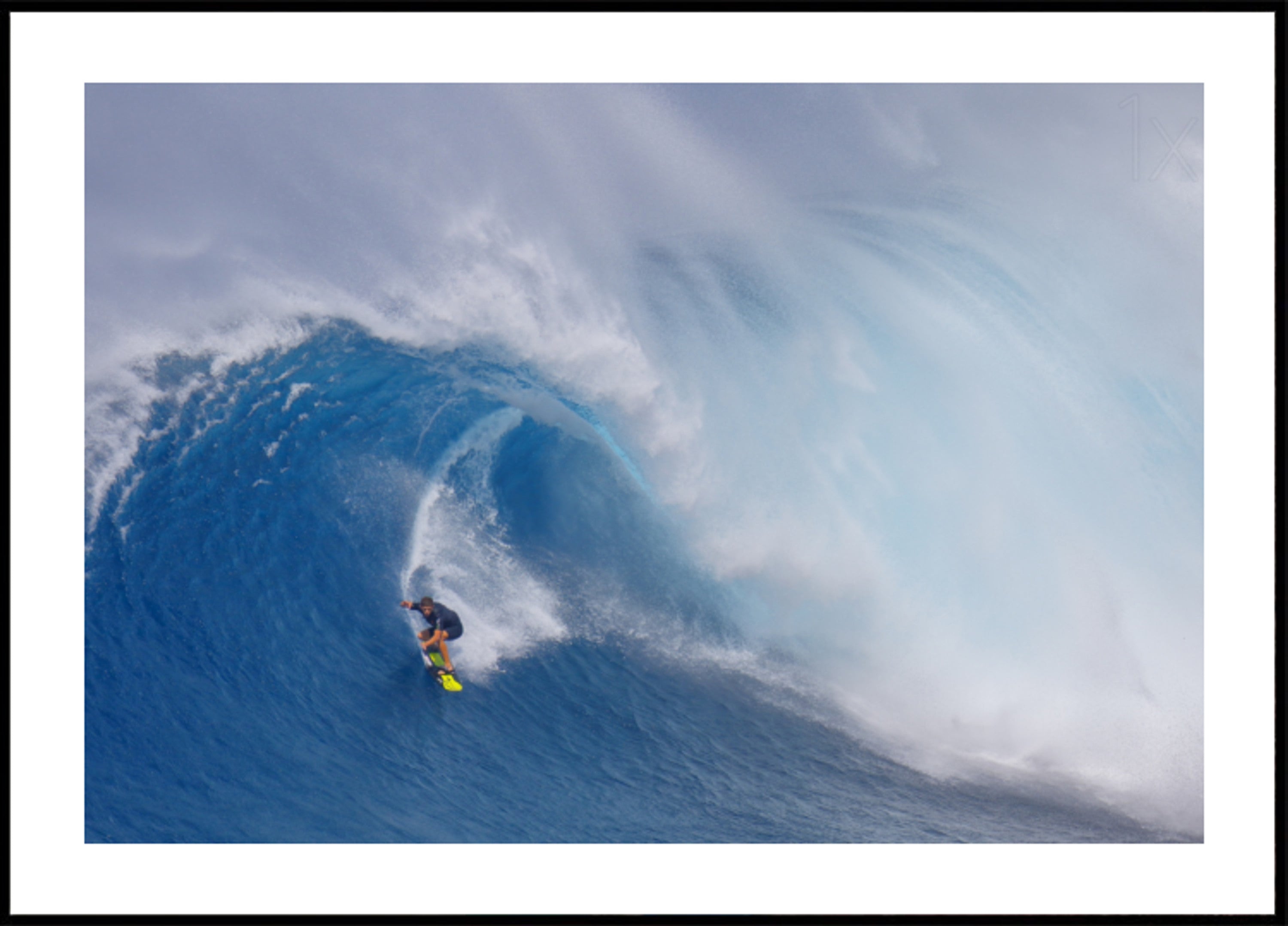 Surfista che cavalca la grande onda