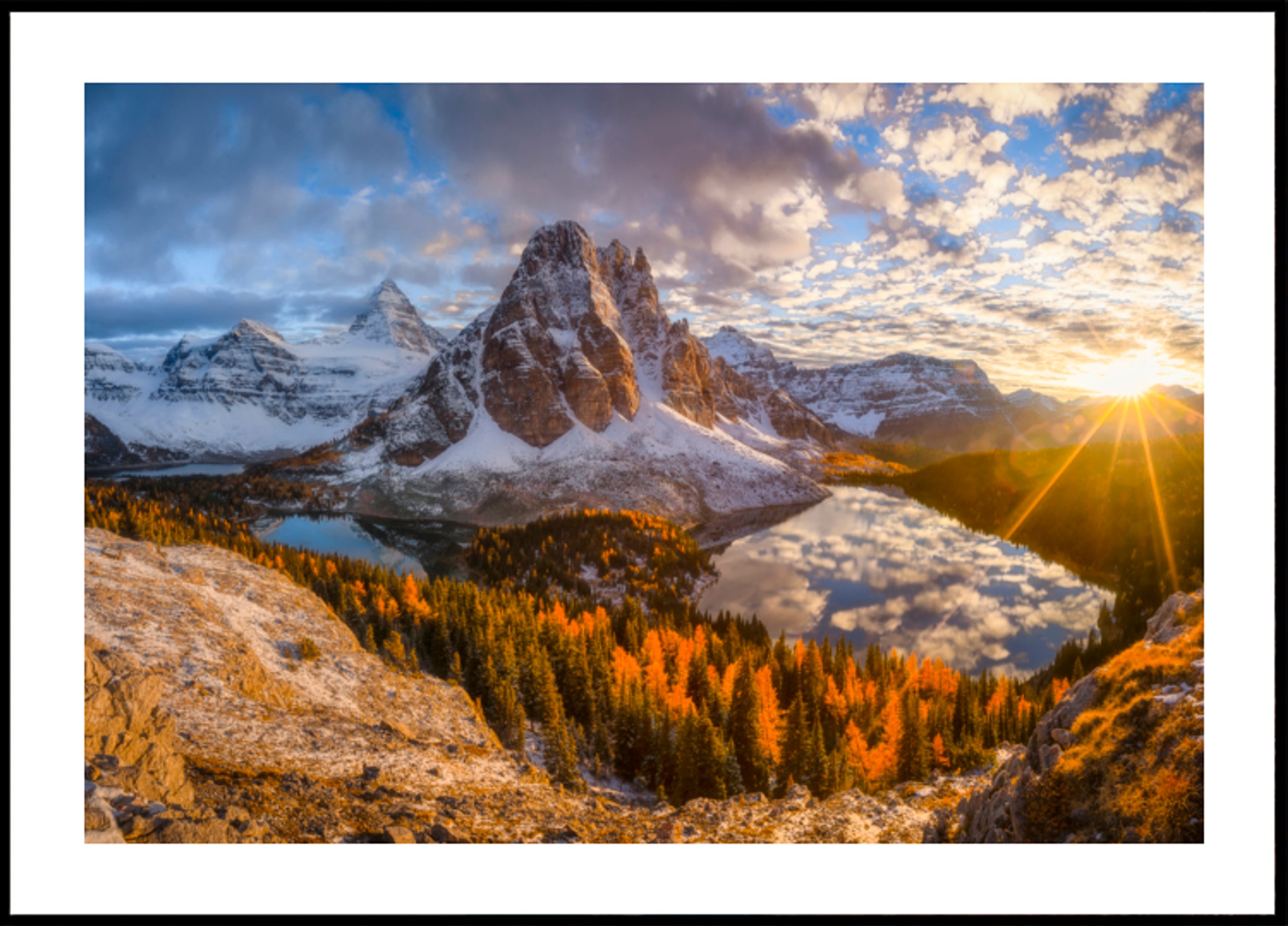 Alba sul lago di montagna dorata