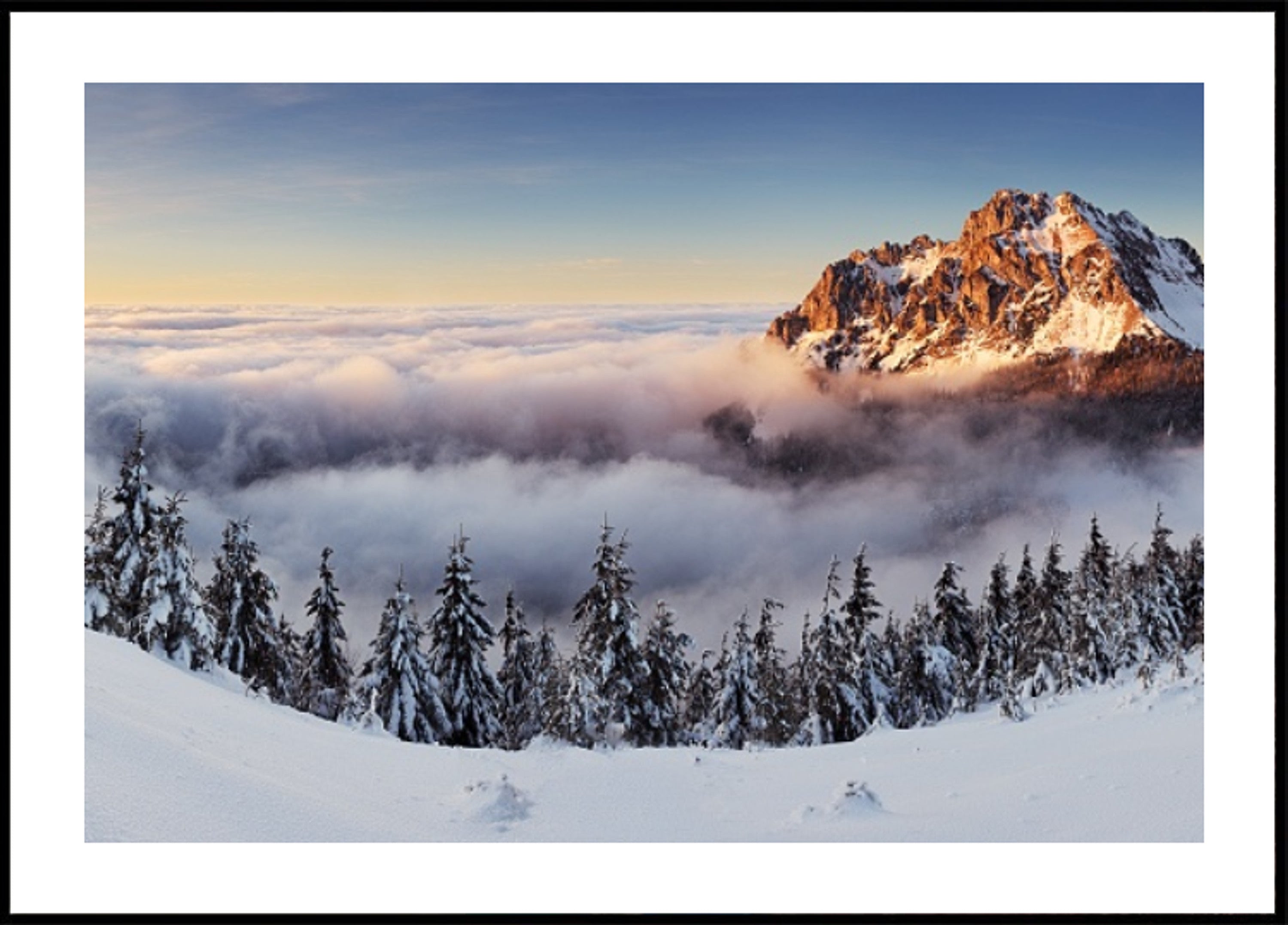 Montagna dorata sopra le nuvole