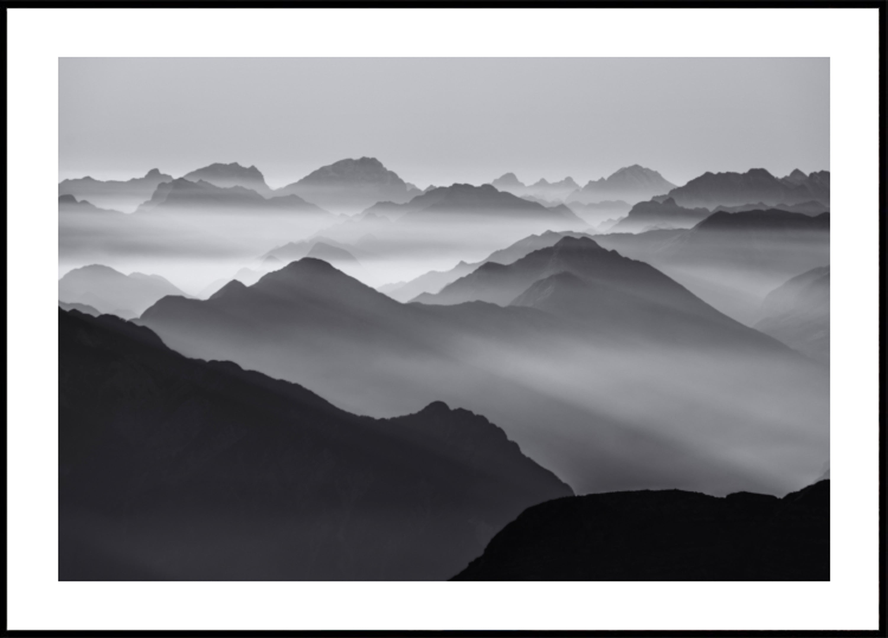 Luce della montagna nebbiosa