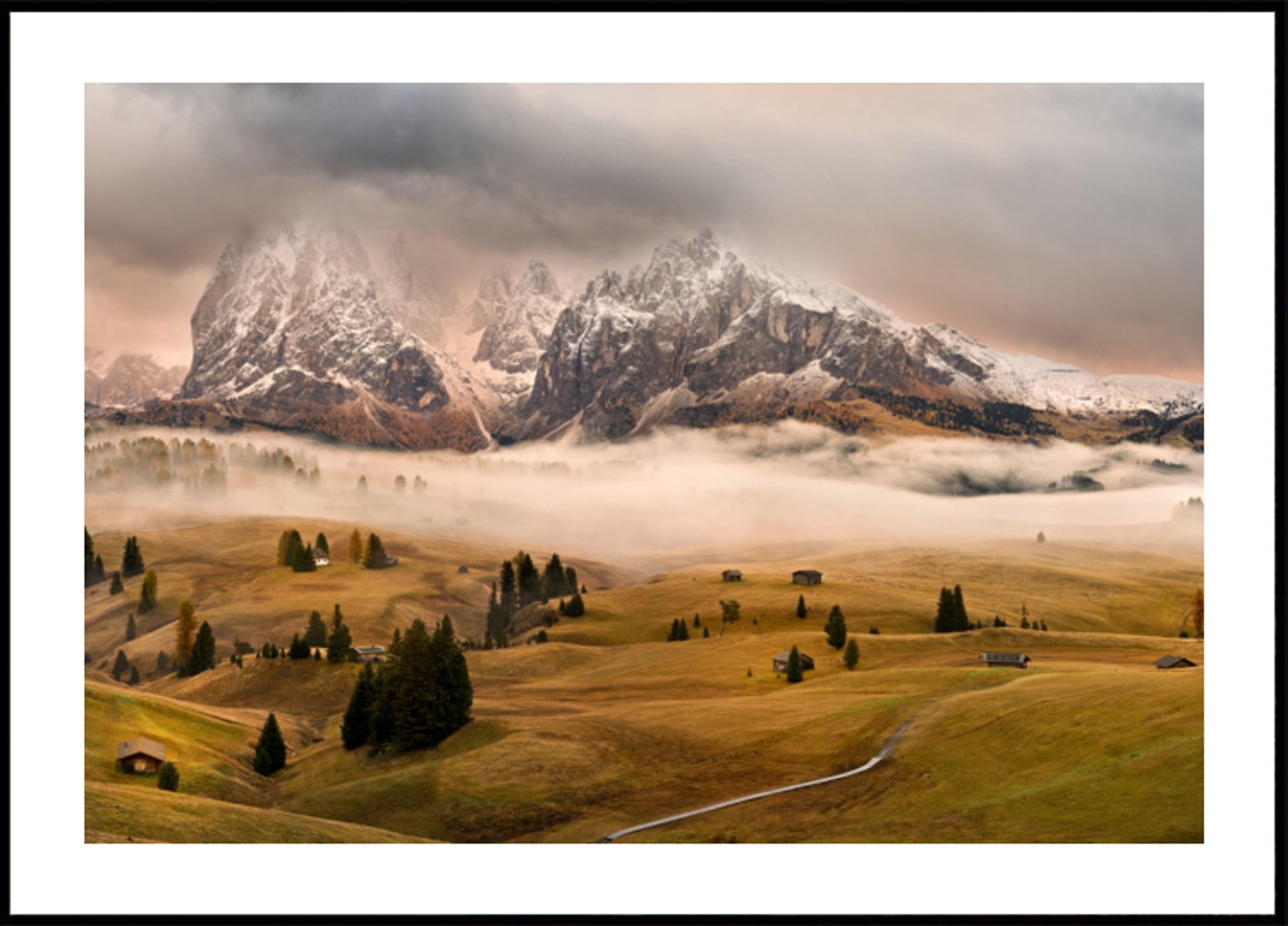 Valle nebbiosa della montagna