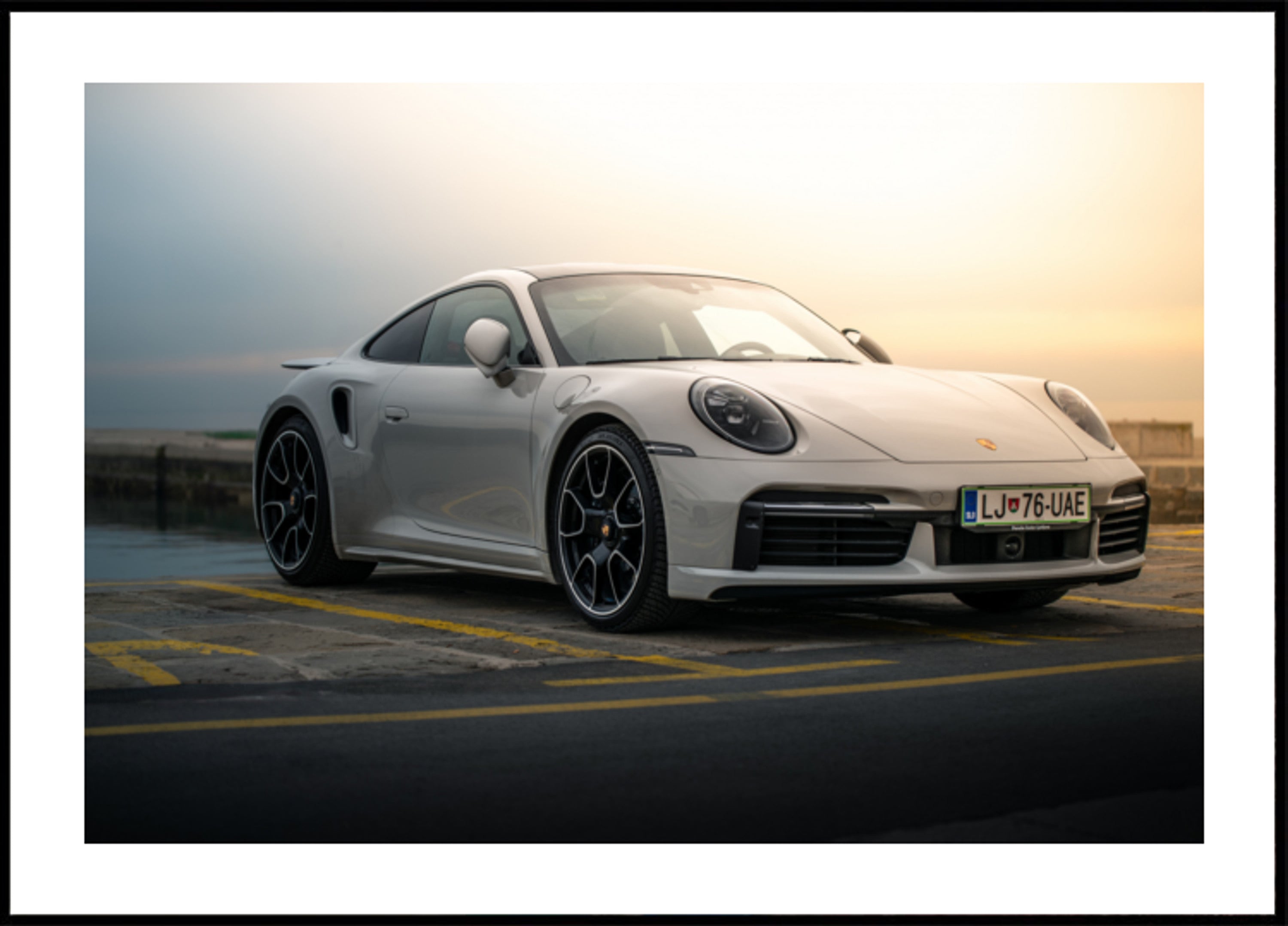 Tramonto moderno dell'automobile sportiva