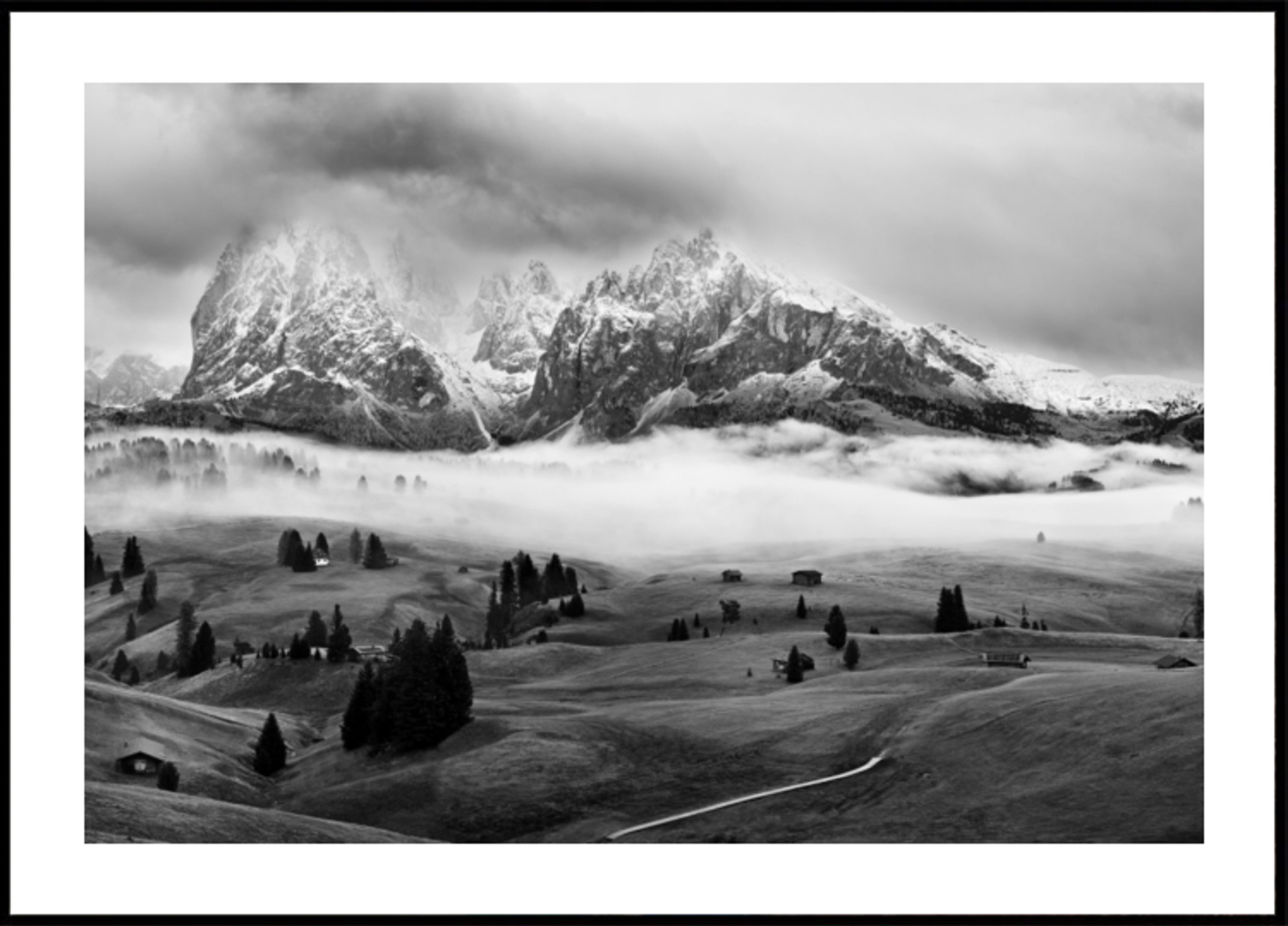 Nebbia di montagna maestosa