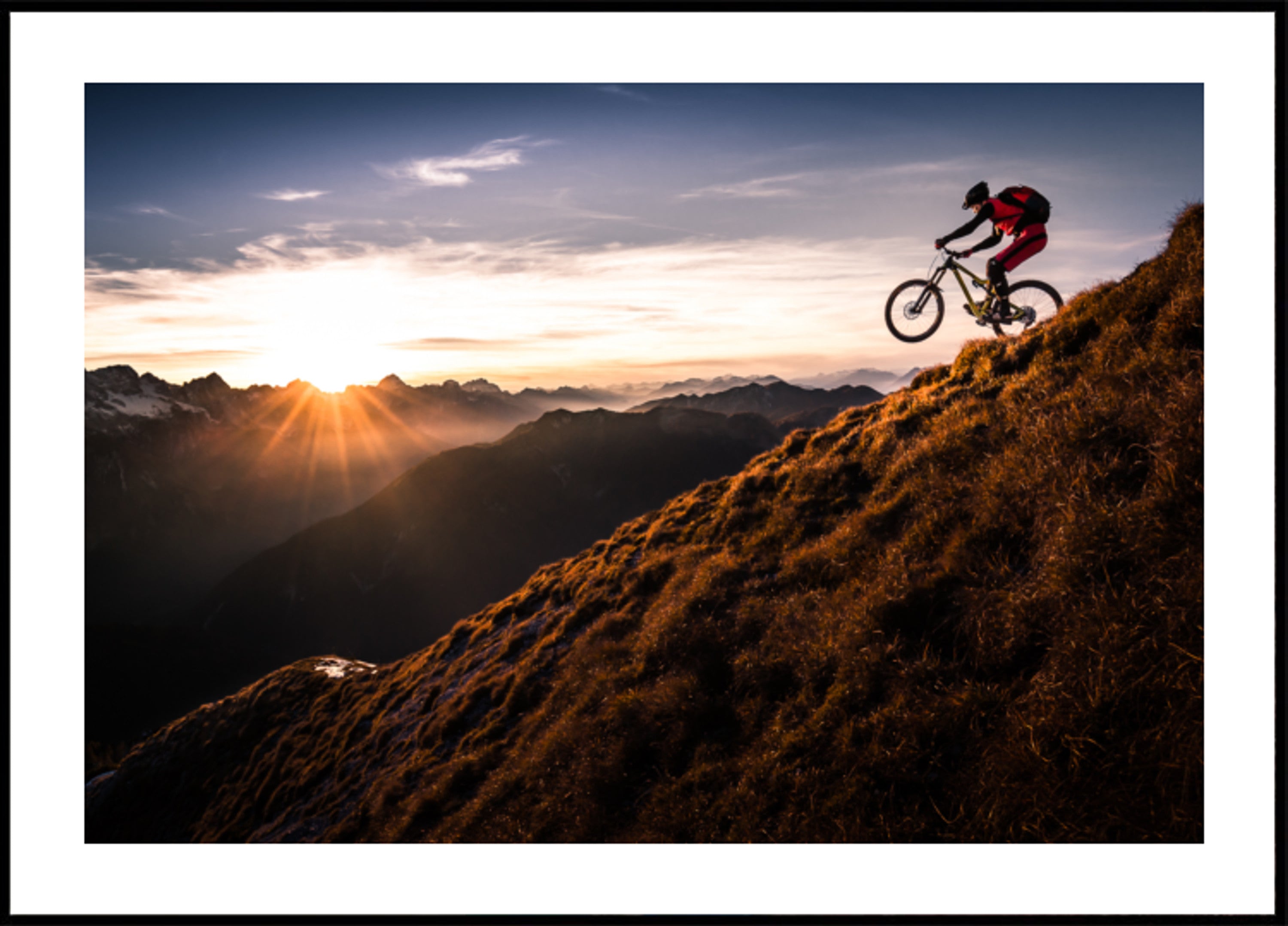 Avventura in mountain bike al tramonto