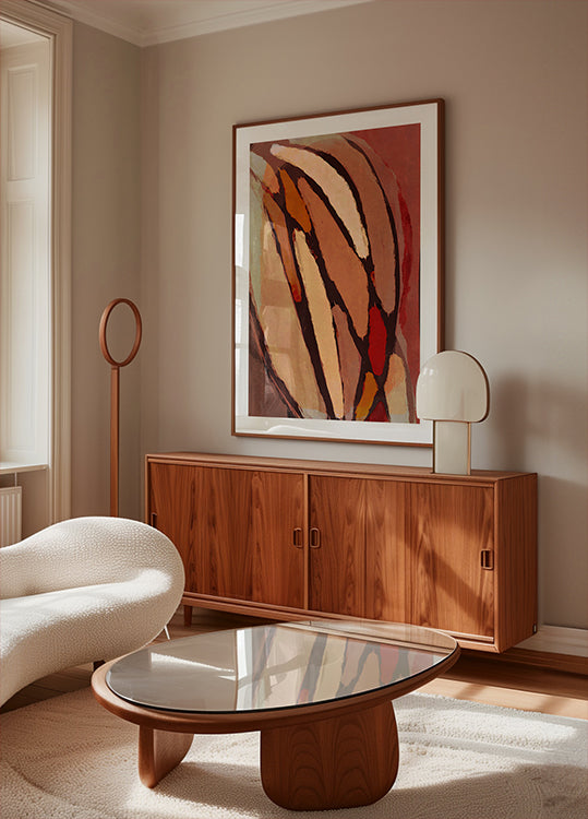 un soggiorno moderno con un grande dipinto astratto sul muro, un mobile in legno, un divano bianco e un tavolino con il ripiano in vetro.