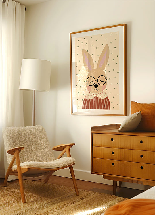 un accogliente soggiorno con una poltrona beige, una cassettiera in legno e l'immagine incorniciata di un coniglio con gli occhiali.